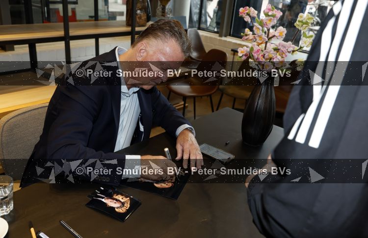 Amstelveen 15 augustus 2026
Louis v Gaal signeert bij boekhandel Venstra in het Stadshart .
