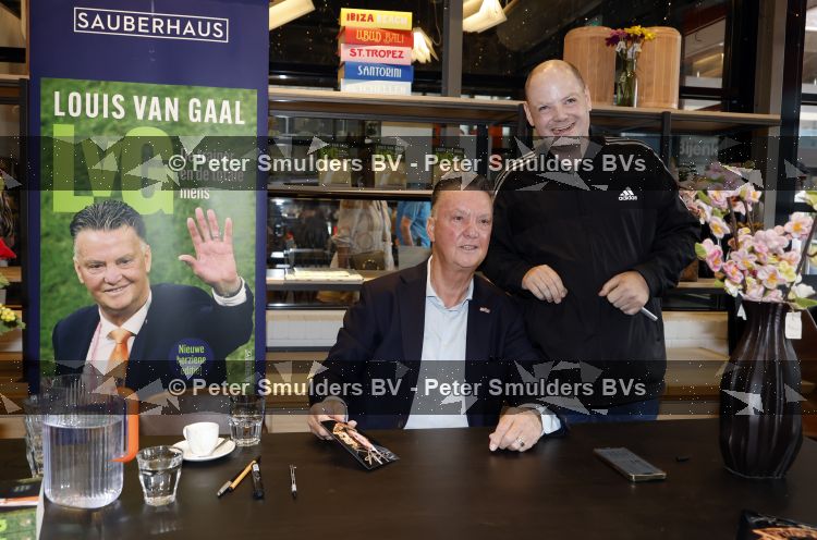 Amstelveen 15 augustus 2026
Louis v Gaal signeert bij boekhandel Venstra in het Stadshart .
