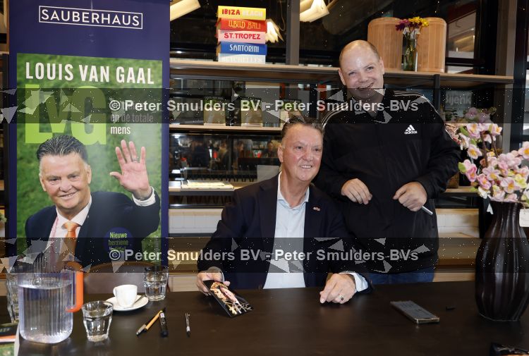 Amstelveen 15 augustus 2026
Louis v Gaal signeert bij boekhandel Venstra in het Stadshart .