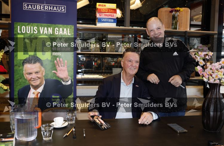 Amstelveen 15 augustus 2026
Louis v Gaal signeert bij boekhandel Venstra in het Stadshart .