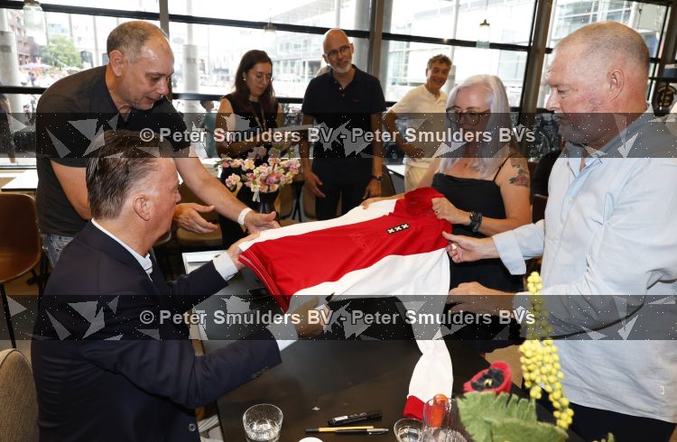 Amstelveen 15 augustus 2026
Louis v Gaal signeert bij boekhandel Venstra in het Stadshart .