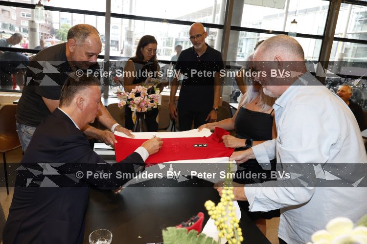 Amstelveen 15 augustus 2026
Louis v Gaal signeert bij boekhandel Venstra in het Stadshart .