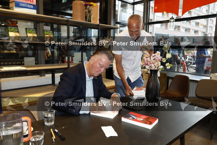 Amstelveen 15 augustus 2026
Louis v Gaal signeert bij boekhandel Venstra in het Stadshart .