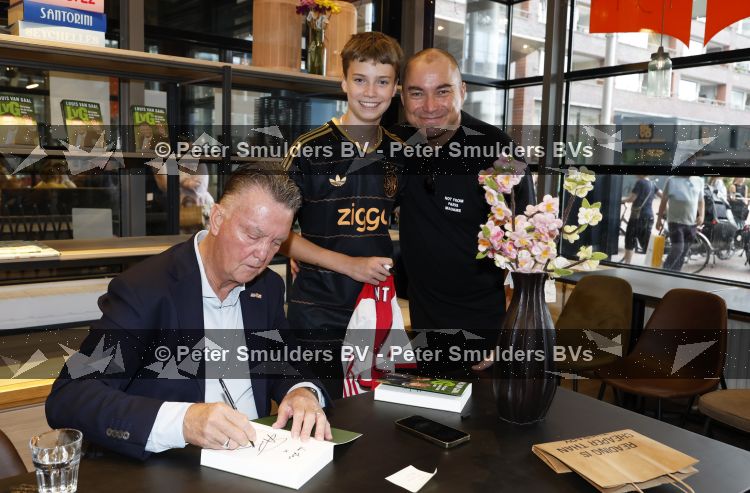 Amstelveen 15 augustus 2026
Louis v Gaal signeert bij boekhandel Venstra in het Stadshart .