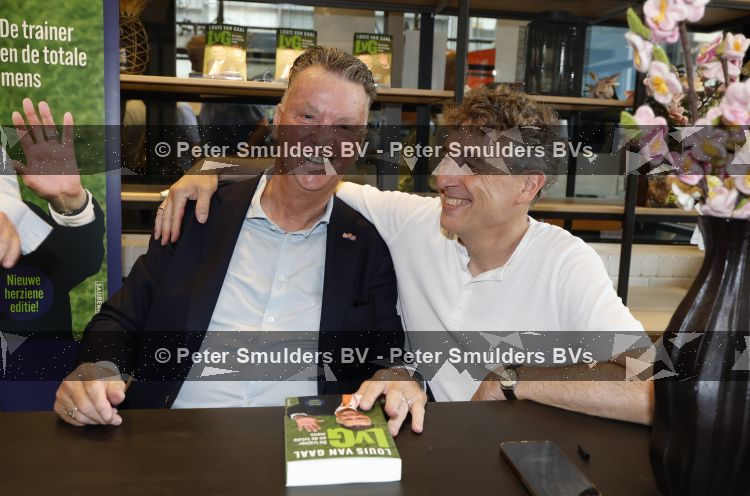Amstelveen 15 augustus 2026
Louis v Gaal signeert bij boekhandel Venstra in het Stadshart . Louis v Gaal en schrijver Robert Heukels 
