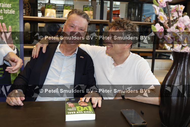 Amstelveen 15 augustus 2026
Louis v Gaal signeert bij boekhandel Venstra in het Stadshart . Louis v Gaal en schrijver Robert Heukels 