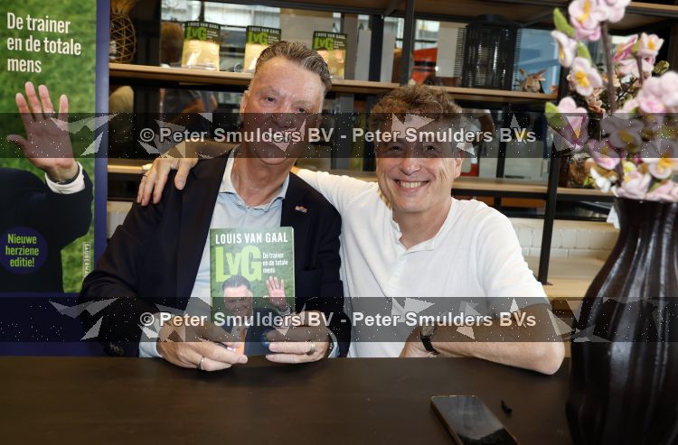 Amstelveen 15 augustus 2026
Louis v Gaal signeert bij boekhandel Venstra in het Stadshart . Louis v Gaal en schrijver Robert Heukels 