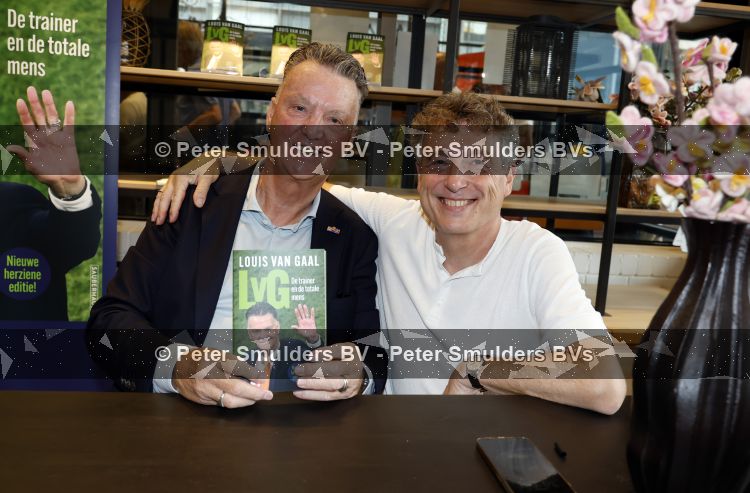 Amstelveen 15 augustus 2026
Louis v Gaal signeert bij boekhandel Venstra in het Stadshart . Louis v Gaal en schrijver Robert Heukels 
