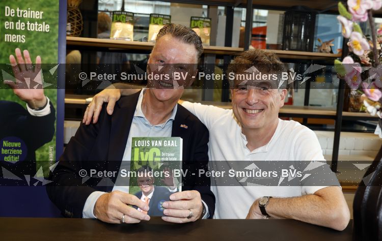Amstelveen 15 augustus 2026
Louis v Gaal signeert bij boekhandel Venstra in het Stadshart . Louis v Gaal en schrijver Robert Heukels 