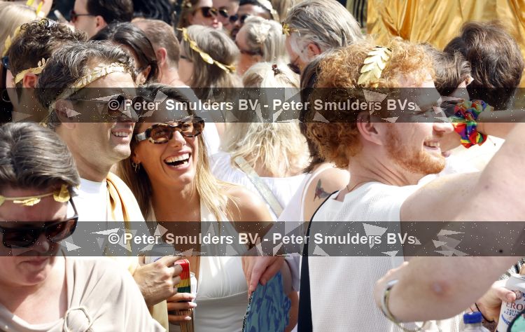 Amsterdam 1 augustus 2026
Malou Petter met haar vriend Sil v d  Wees tijdens de Gay Pride op de AVRO TROS Boot. Malou Petter en Rik v d Westelaken 