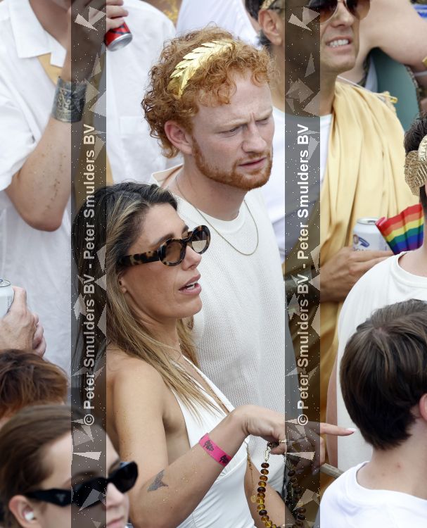 Amsterdam 1 augustus 2026
Malou Petter met haar vriend Sil v d  Wees tijdens de Gay Pride op de AVRO TROS Boot