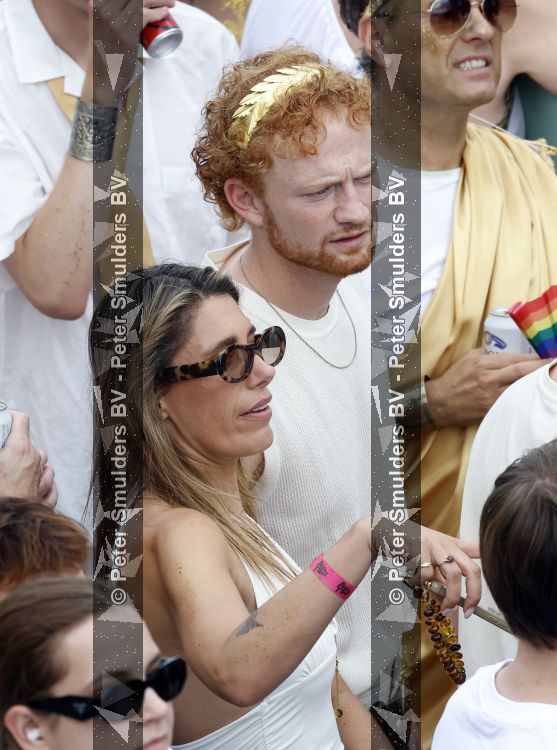 Amsterdam 1 augustus 2026
Malou Petter met haar vriend Sil v d  Wees tijdens de Gay Pride op de AVRO TROS Boot