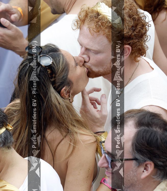 Amsterdam 1 augustus 2026
Malou Petter met haar vriend Sil v d  Wees tijdens de Gay Pride op de AVRO TROS Boot