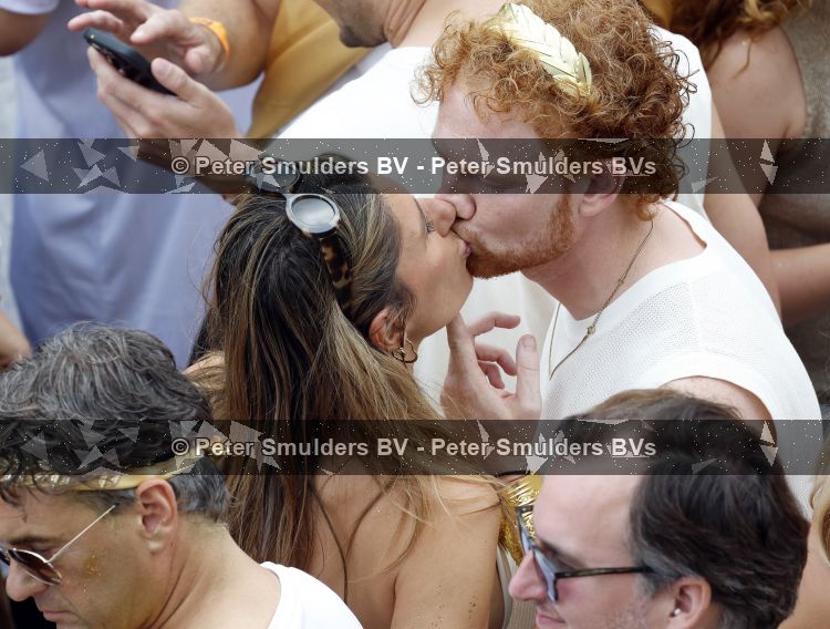 Amsterdam 1 augustus 2026
Malou Petter met haar vriend Sil v d  Wees tijdens de Gay Pride op de AVRO TROS Boot