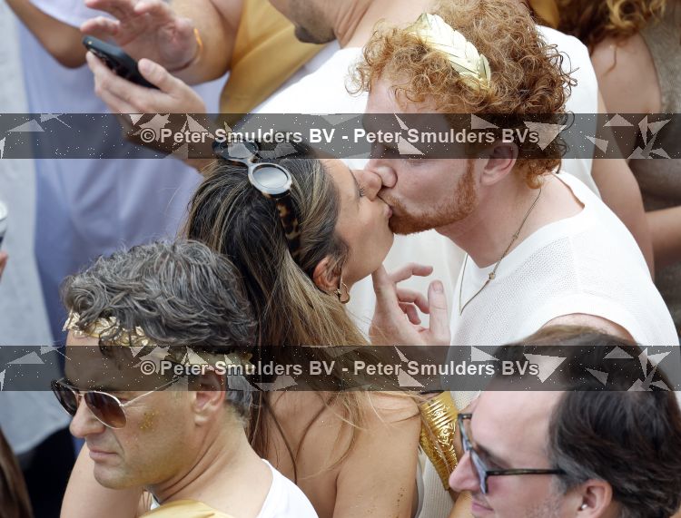 Amsterdam 1 augustus 2026
Malou Petter met haar vriend Sil v d  Wees tijdens de Gay Pride op de AVRO TROS Boot