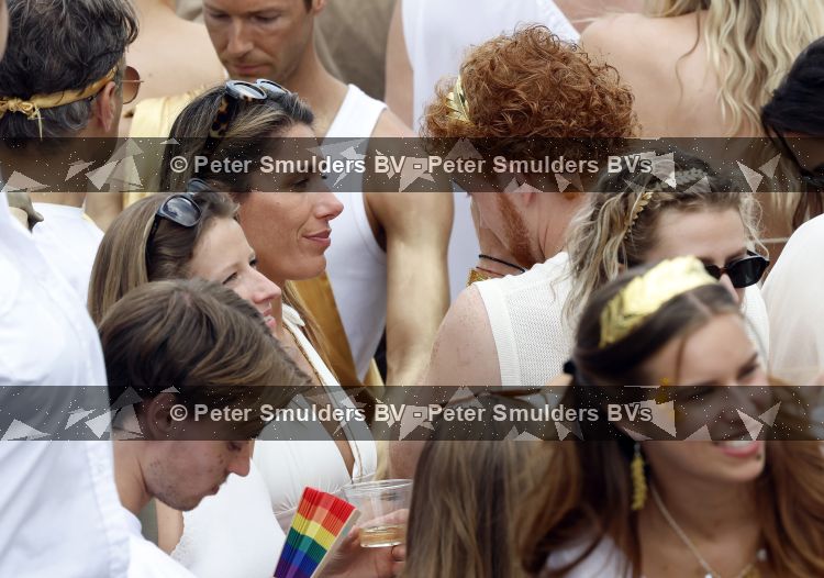 Amsterdam 1 augustus 2026
Malou Petter met haar vriend Sil v d  Wees tijdens de Gay Pride op de AVRO TROS Boot