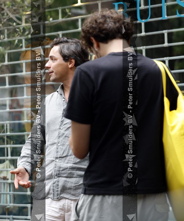 Amsterdam 27 juli 2026
Mark Baanders wordt in amsterdam zuid op straat en terras geinterviewd