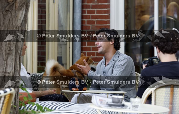 Amsterdam 27 juli 2026
Mark Baanders wordt in amsterdam zuid op straat en terras geinterviewd
