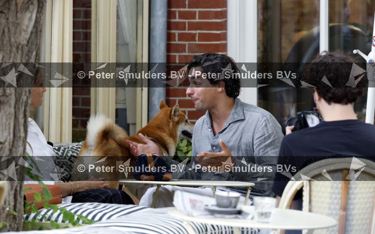 Amsterdam 27 juli 2026
Mark Baanders wordt in amsterdam zuid op straat en terras geinterviewd