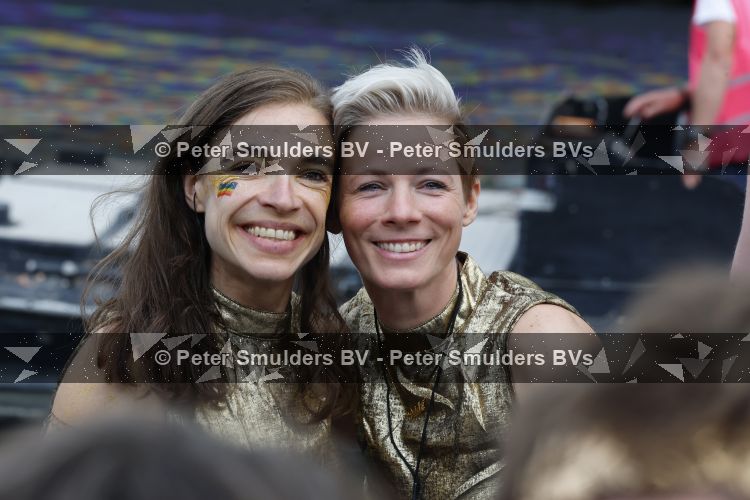 Amsterdam 1 augustus 2026
AVRO TROS boot bij de Gay pride . Marleen v Oostmarsum met partner