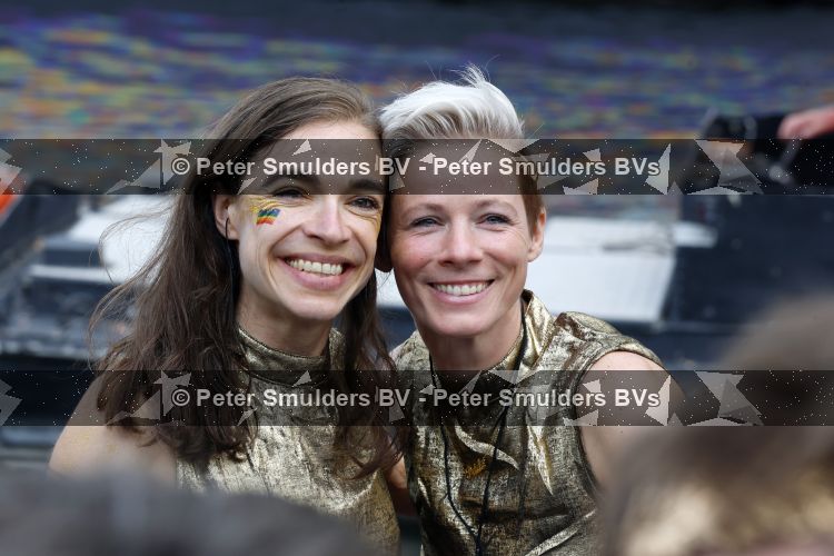 Amsterdam 1 augustus 2026
AVRO TROS boot bij de Gay pride . Marleen v Oostmarsum met partner
