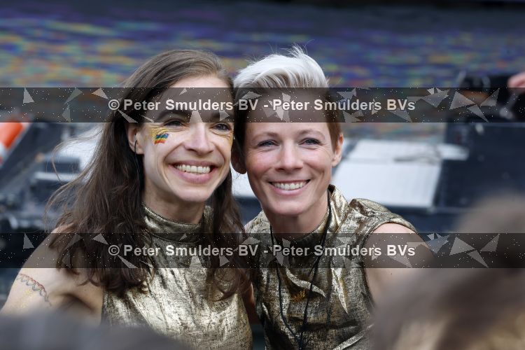 Amsterdam 1 augustus 2026
AVRO TROS boot bij de Gay pride . Marleen v Oostmarsum met partner