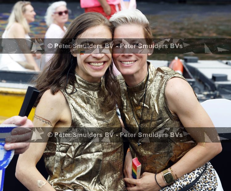 Amsterdam 1 augustus 2026
AVRO TROS boot bij de Gay pride . Marleen v Oostmarsum met partner