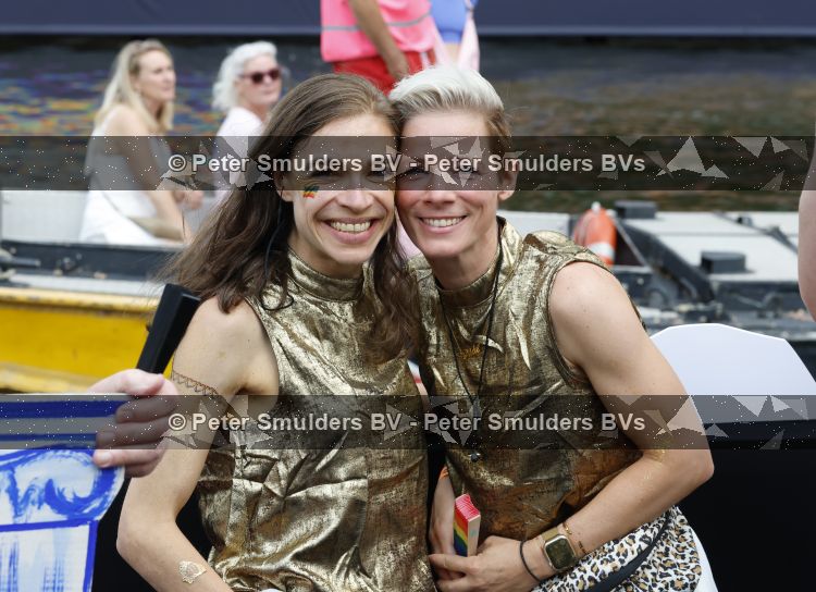Amsterdam 1 augustus 2026
AVRO TROS boot bij de Gay pride . Marleen v Oostmarsum met partner