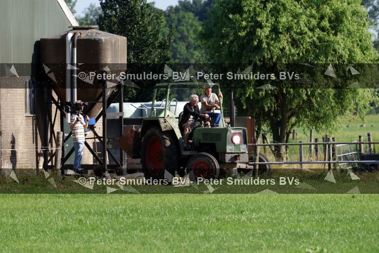 Flanssum 1 augustus 2026
De meilandjes hebben opnames op een boerderij voor een nieuwe serie op Videoland . Maxime Meiland Montana Meiland Erica Meiland en Martien Meiland werken op de boerderij .