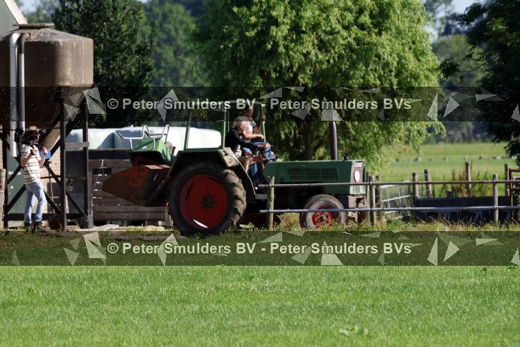 Flanssum 1 augustus 2026
De meilandjes hebben opnames op een boerderij voor een nieuwe serie op Videoland . Maxime Meiland Montana Meiland Erica Meiland en Martien Meiland werken op de boerderij .