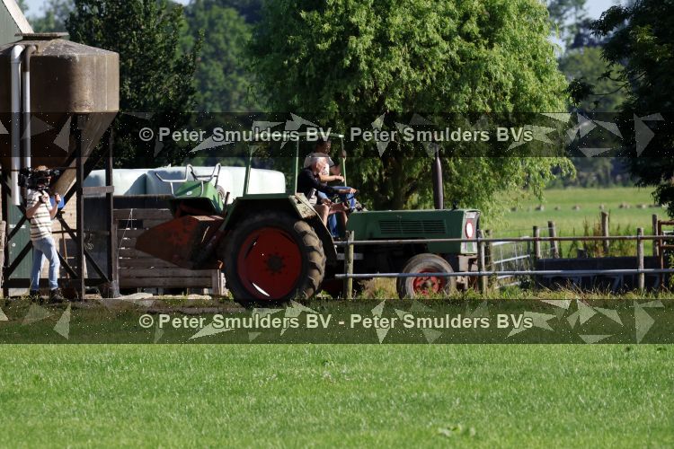 Flanssum 1 augustus 2026
De meilandjes hebben opnames op een boerderij voor een nieuwe serie op Videoland . Maxime Meiland Montana Meiland Erica Meiland en Martien Meiland werken op de boerderij .