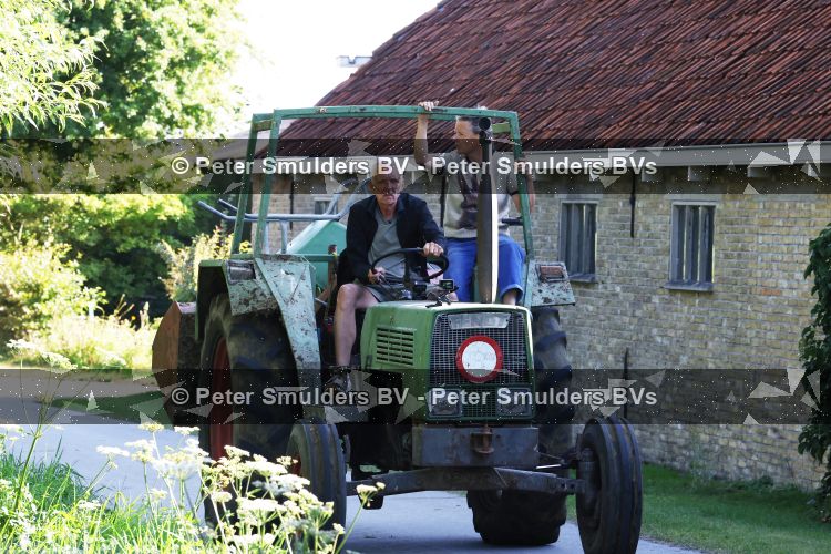 Flanssum 1 augustus 2026
De meilandjes hebben opnames op een boerderij voor een nieuwe serie op Videoland . Maxime Meiland Montana Meiland Erica Meiland en Martien Meiland werken op de boerderij .