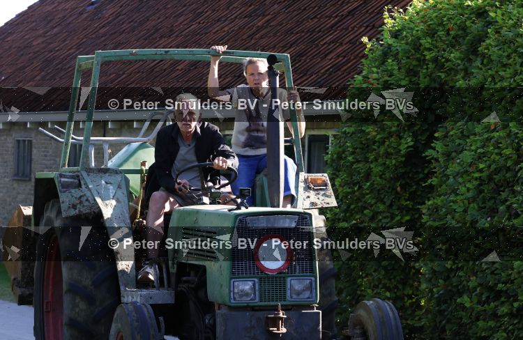 Flanssum 1 augustus 2026
De meilandjes hebben opnames op een boerderij voor een nieuwe serie op Videoland . Maxime Meiland Montana Meiland Erica Meiland en Martien Meiland werken op de boerderij .