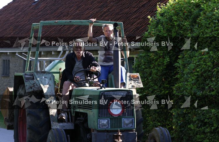 Flanssum 1 augustus 2026
De meilandjes hebben opnames op een boerderij voor een nieuwe serie op Videoland . Maxime Meiland Montana Meiland Erica Meiland en Martien Meiland werken op de boerderij .