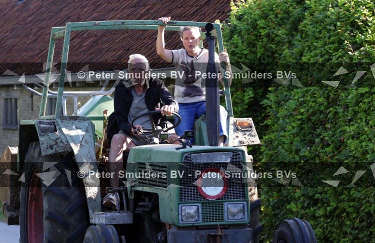 Flanssum 1 augustus 2026
De meilandjes hebben opnames op een boerderij voor een nieuwe serie op Videoland . Maxime Meiland Montana Meiland Erica Meiland en Martien Meiland werken op de boerderij .
