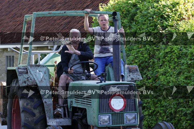 Flanssum 1 augustus 2026
De meilandjes hebben opnames op een boerderij voor een nieuwe serie op Videoland . Maxime Meiland Montana Meiland Erica Meiland en Martien Meiland werken op de boerderij .
