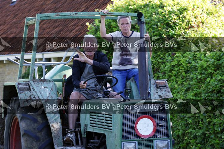 Flanssum 1 augustus 2026
De meilandjes hebben opnames op een boerderij voor een nieuwe serie op Videoland . Maxime Meiland Montana Meiland Erica Meiland en Martien Meiland werken op de boerderij .
