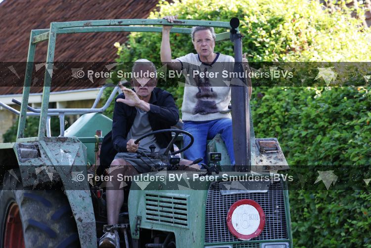 Flanssum 1 augustus 2026
De meilandjes hebben opnames op een boerderij voor een nieuwe serie op Videoland . Maxime Meiland Montana Meiland Erica Meiland en Martien Meiland werken op de boerderij .