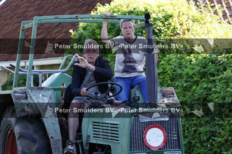 Flanssum 1 augustus 2026
De meilandjes hebben opnames op een boerderij voor een nieuwe serie op Videoland . Maxime Meiland Montana Meiland Erica Meiland en Martien Meiland werken op de boerderij .