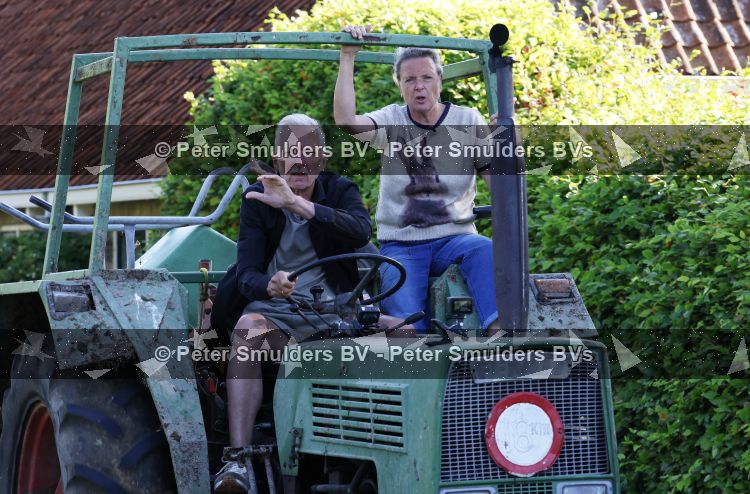 Flanssum 1 augustus 2026
De meilandjes hebben opnames op een boerderij voor een nieuwe serie op Videoland . Maxime Meiland Montana Meiland Erica Meiland en Martien Meiland werken op de boerderij .
