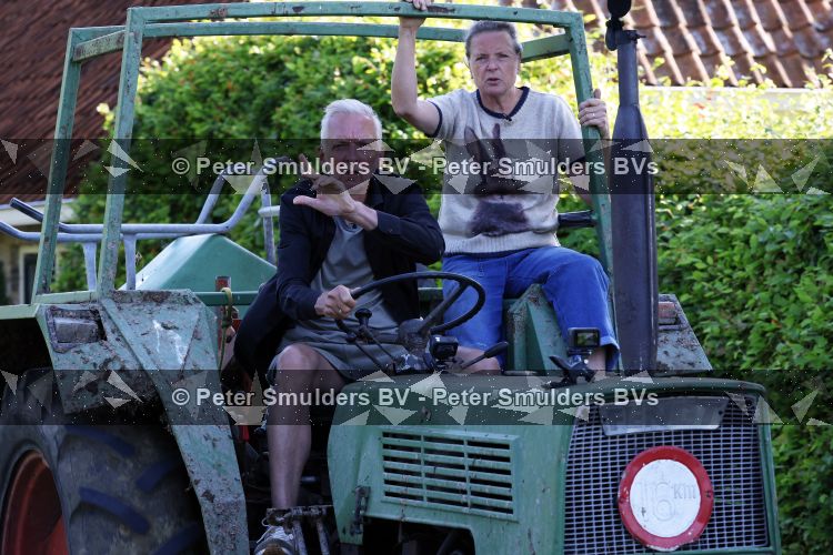 Flanssum 1 augustus 2026
De meilandjes hebben opnames op een boerderij voor een nieuwe serie op Videoland . Maxime Meiland Montana Meiland Erica Meiland en Martien Meiland werken op de boerderij .