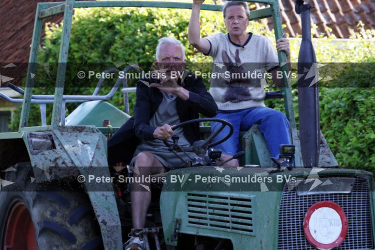 Flanssum 1 augustus 2026
De meilandjes hebben opnames op een boerderij voor een nieuwe serie op Videoland . Maxime Meiland Montana Meiland Erica Meiland en Martien Meiland werken op de boerderij .