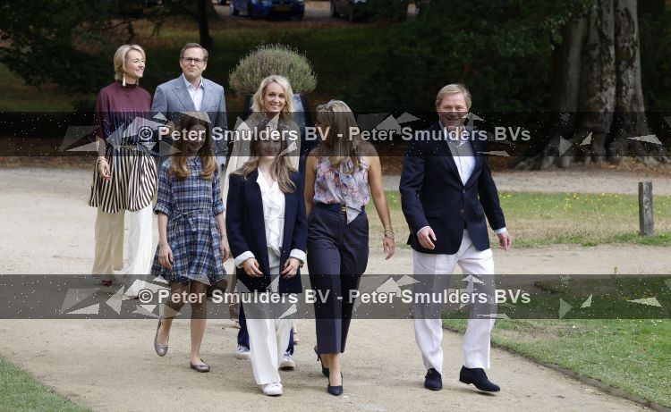 Santpoort 17 augustus 2026
Presentatie Videoland serie Maxima met de cast Natali Anna Ruben Brinkman Rosa v Leeuwen Fiene Mooij Charlotte Kampinga Teun Luijck Carolien Spoor en Sophie v Winden op landgoed Duin & Kruidberg