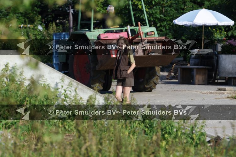 Flanssum 1 augustus 2026
De meilandjes hebben opnames op een boerderij voor een nieuwe serie op Videoland . Maxime Meiland Montana Meiland Erica Meiland en Martien Meiland werken op de boerderij .