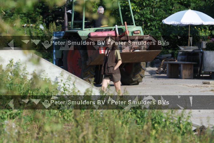 Flanssum 1 augustus 2026
De meilandjes hebben opnames op een boerderij voor een nieuwe serie op Videoland . Maxime Meiland Montana Meiland Erica Meiland en Martien Meiland werken op de boerderij .