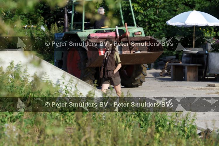 Flanssum 1 augustus 2026
De meilandjes hebben opnames op een boerderij voor een nieuwe serie op Videoland . Maxime Meiland Montana Meiland Erica Meiland en Martien Meiland werken op de boerderij .