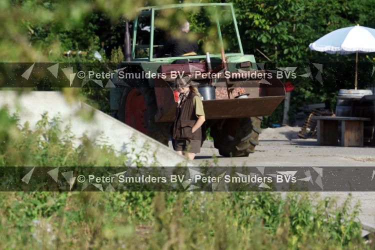Flanssum 1 augustus 2026
De meilandjes hebben opnames op een boerderij voor een nieuwe serie op Videoland . Maxime Meiland Montana Meiland Erica Meiland en Martien Meiland werken op de boerderij .
