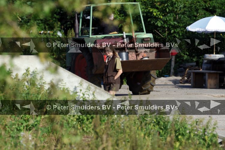 Flanssum 1 augustus 2026
De meilandjes hebben opnames op een boerderij voor een nieuwe serie op Videoland . Maxime Meiland Montana Meiland Erica Meiland en Martien Meiland werken op de boerderij .