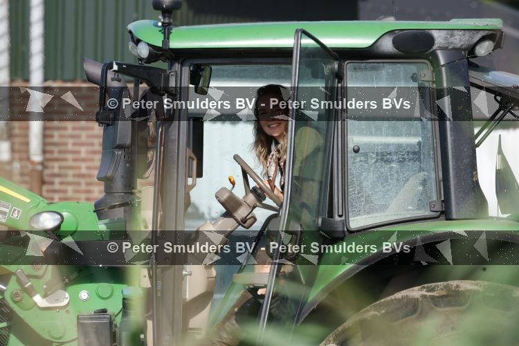 Flanssum 1 augustus 2026
De meilandjes hebben opnames op een boerderij voor een nieuwe serie op Videoland . Maxime Meiland Montana Meiland Erica Meiland en Martien Meiland werken op de boerderij .