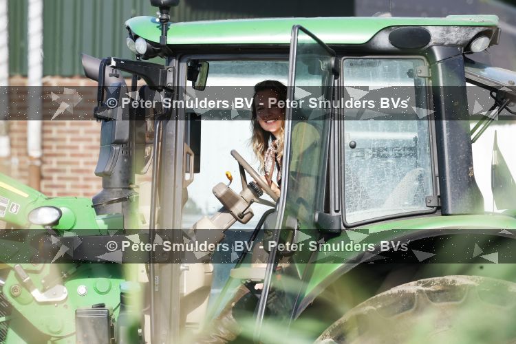 Flanssum 1 augustus 2026
De meilandjes hebben opnames op een boerderij voor een nieuwe serie op Videoland . Maxime Meiland Montana Meiland Erica Meiland en Martien Meiland werken op de boerderij .